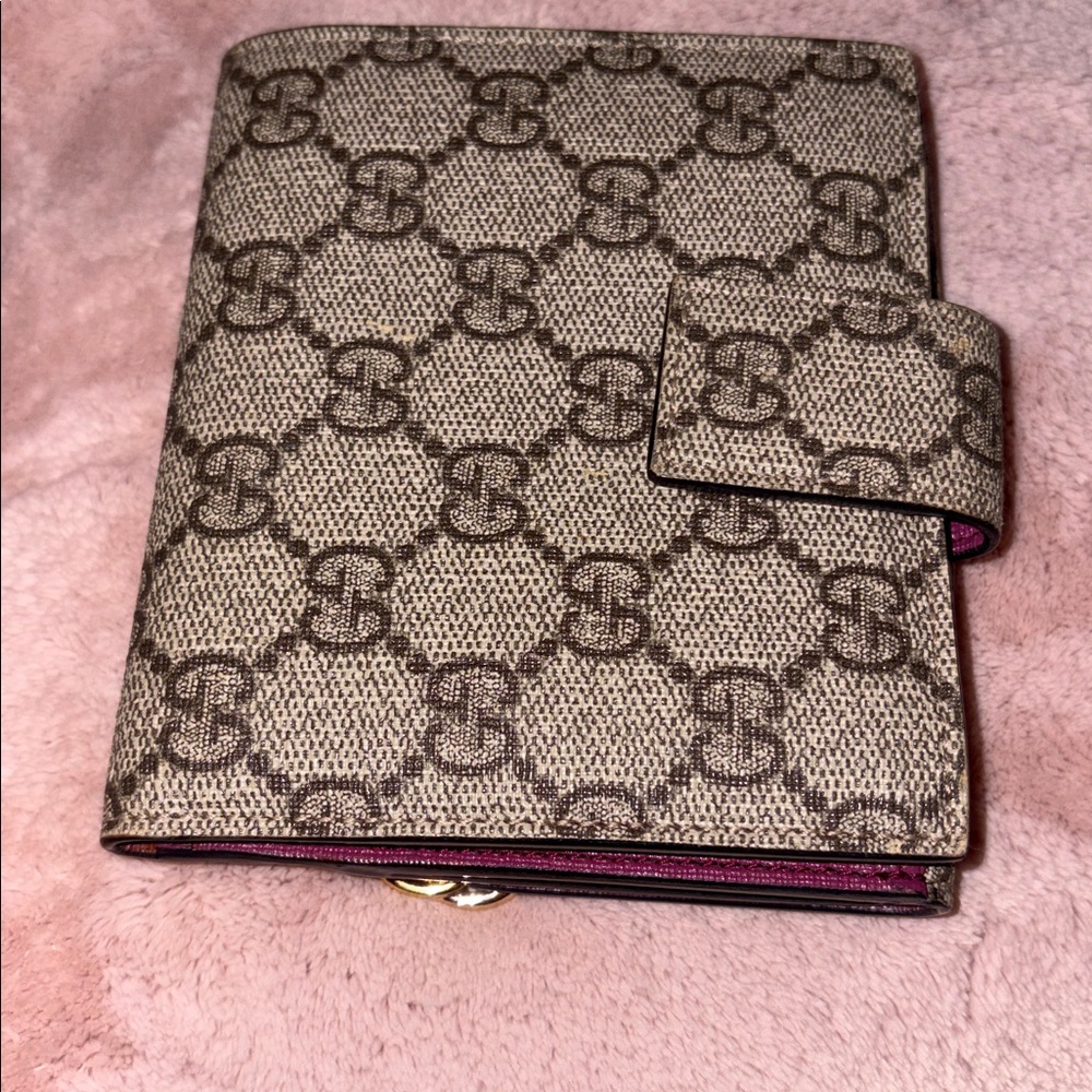 Gucci Beige GG Supreme Foldover Continental Wallet with Gold Charm - Picture 2 of 5